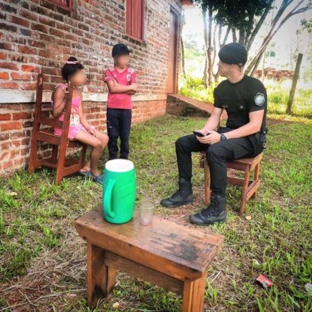 Policías fueron requeridos por vecinos para resguardar a dos niños que estaban solos en su casa imagen-20