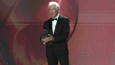 Richard Gere desvela en los premios Goya 2025 "una de las razones" por las que se mudó a Madrid con su mujer imagen-7