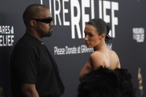 “Soy tan afortunado”. Kanye West habló sobre el polémico vestido transparente de su esposa, Bianca Censori, en los Grammy imagen-4