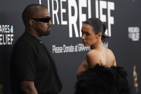 “Soy tan afortunado”. Kanye West habló sobre el polémico vestido transparente de su esposa, Bianca Censori, en los Grammy imagen-7