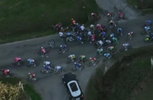 Video | Un auto se cruzó en una carrera de ciclismo y casi provoca una tragedia imagen-1