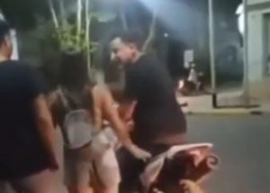 Habló el hombre que le pegó una patada y una cachetada a su hija por andar en moto sin casco imagen-1