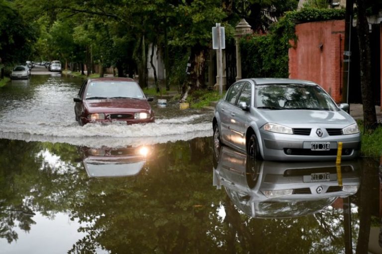 Inundaciones, arboles caídos y calles cortadas: lo que dejó la incesante lluvia que azotó a la Ciudad y el conurbano imagen-5