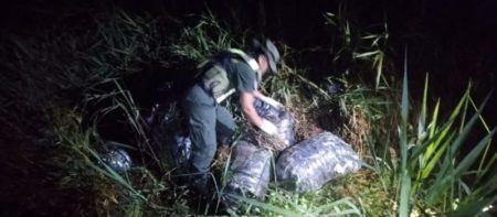 Arrojaron más de 340 kilos de marihuana desde una embarcación imagen-7