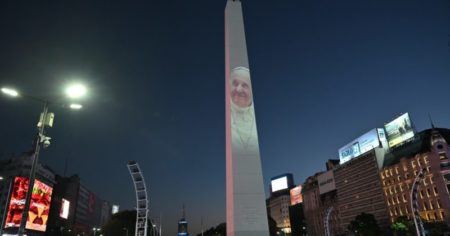 Proyectan en el Obelisco un mensaje de aliento al Papa Francisco imagen-10