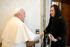 Victoria Villarruel compartió un video de ella con el papa Francisco: “Nuestras oraciones están con él” imagen-1