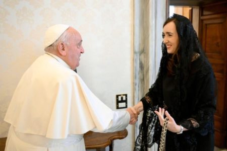 Victoria Villarruel compartió un video de ella con el papa Francisco: “Nuestras oraciones están con él” imagen-7