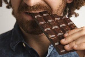 Mordió un chocolate y lo que descubrió lo indignó: “Sentí algo extraño en mis labios” imagen-1