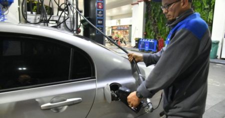 Volvió a aumentar la nafta y el gasoil: YPF subió 2% el precio de sus combustibles imagen-16