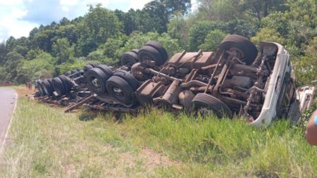 Despiste y vuelco de un camión en Ruta 17 imagen-124