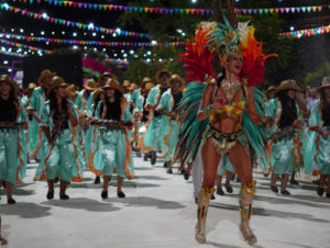 Carnavales Misioneros: Municipios viven a pleno las noches del desfile que se llenan de brillo, música, baile y alegría imagen-1