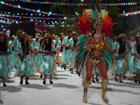 Carnavales Misioneros: Municipios viven a pleno las noches del desfile que se llenan de brillo, música, baile y alegría imagen-17