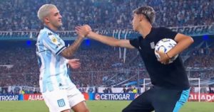 Lucas Álvarez, el alcanzapelotas de Racing que se convirtió en un colmo para Boca: el gol de Vietto arrancó con una avivada del "jugador número 12" imagen-3