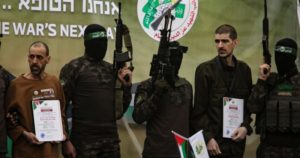 La liberación de tres rehenes de Hamas en un alarmante estado físico alimenta los peores miedos de los israelíes imagen-4