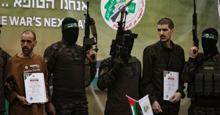 La liberación de tres rehenes de Hamas en un alarmante estado físico alimenta los peores miedos de los israelíes imagen-5