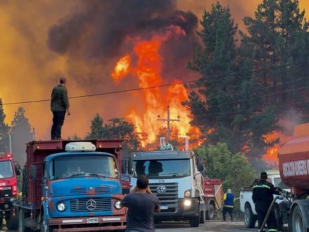 Se descontroló el incendio en El Bolsón: evacuaron a 700 familias imagen-9