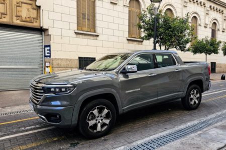 Una nueva y potente camioneta busca ser la más vendida del mercado argentino imagen-12