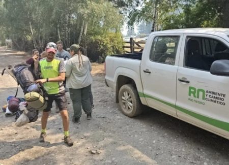 “Pérdidas gigantescas”. Más de 800 evacuados y 1600 hectáreas devoradas por un incendio forestal en la Patagonia imagen-11