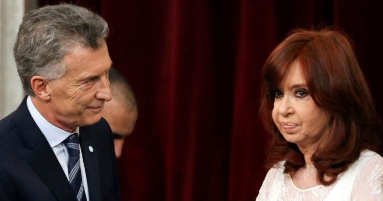 Los chats de Mauricio Macri desde el Sur y las fugas que Cristina Kirchner intenta frenar imagen-5