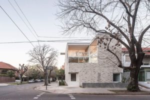 La casa disruptiva de dos arquitectos en una esquina de Buenos Aires que todos se paran a mirar imagen-3