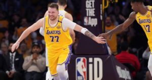 El debut de Luka Doncic en los Lakers: ovación en la presentación, el gran gesto de LeBron James y 14 puntos en el triunfazo ante Utah imagen-4