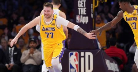 El debut de Luka Doncic en los Lakers: ovación en la presentación, el gran gesto de LeBron James y 14 puntos en el triunfazo ante Utah imagen-17