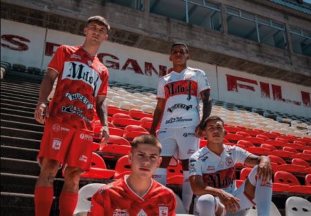 Presentaron la nueva camiseta de un club que auspicia Milo J imagen-12