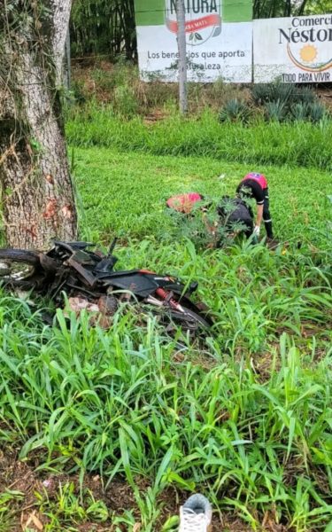 Motociclista sufrió lesiones graves tras despistar sobre ruta 103 y chocar contra un árbol imagen-10