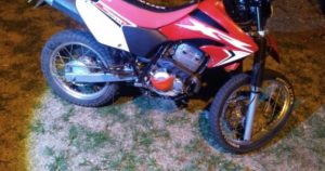 Manejaba la moto con un pistolón en la cintura, chocó y se le disparó: está grave imagen-2