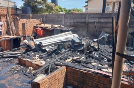 Incendio en vivienda de madera: Familia de cuatro personas queda sin casa imagen-12