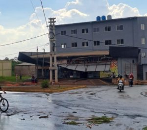 Intenso chaparrón con fuertes vientos ocasionó daños en Posadas imagen-1