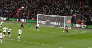 Liverpool ganó y sigue firme en la Premier: del penal polémico y más gloria para Salah, al insólito gol que se perdió Justin Kluivert para el empate del Bournemouth imagen-1