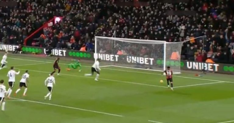 Liverpool ganó y sigue firme en la Premier: del penal polémico y más gloria para Salah, al insólito gol que se perdió Justin Kluivert para el empate del Bournemouth imagen-5