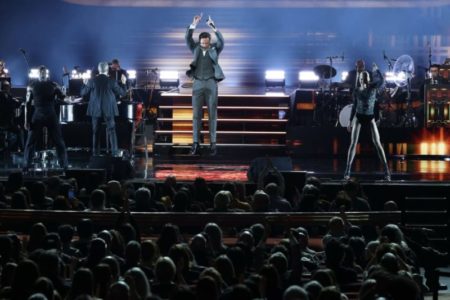 Es uno de los actores más conocidos de Hollywood, pero la rompe en el escenario con su show como cantante imagen-14