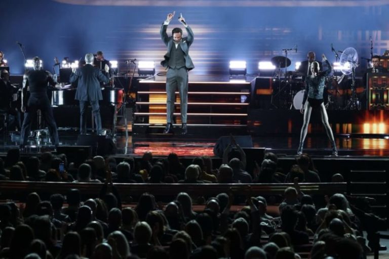 Es uno de los actores más conocidos de Hollywood, pero la rompe en el escenario con su show como cantante imagen-5