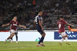 Lanús piso fuerte en Córdoba y venció a Talleres, que volvió a recibir un duro golpe imagen-2