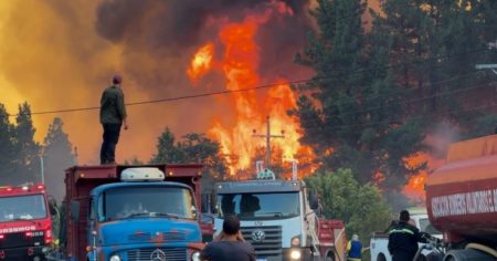 El fuego se descontroló en El Bolsón y se acerca a la ciudad: "Estamos en caos total" imagen-14