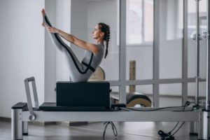 El ejercicio de pilates que puede practicar todo el mundo para tonificar la espalda imagen-1