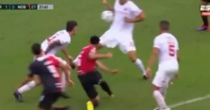 Video: el penal que no le dieron a Newell's contra Barracas imagen-3