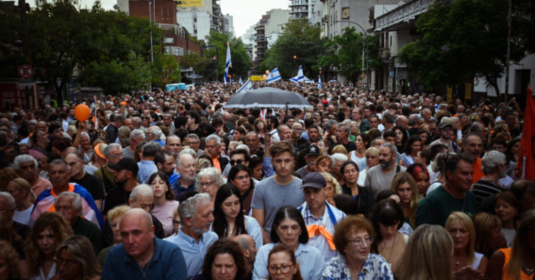 Dolor y duras críticas de la AMIA en el acto por la familia Bibas y para exigir la liberación de los rehenes de Hamas imagen-4