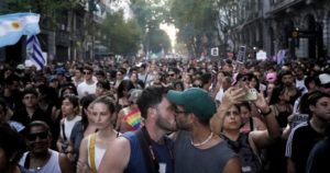 Masiva marcha LGBT contra Milei, con fuerte presencia opositora imagen-2