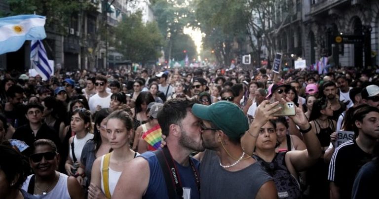 Masiva marcha LGBT contra Milei, con fuerte presencia opositora imagen-5