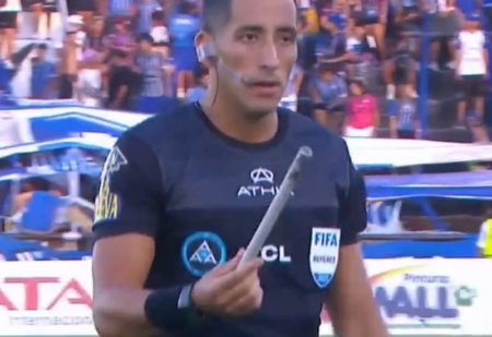 Video | El momento en el que el árbitro de Godoy Cruz-Talleres fue agredido con un proyectil y se suspendió el partido imagen-12