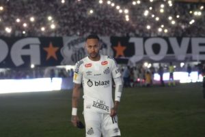 Neymar, el rockstar: jugó 51 minutos en su retorno a Santos, casi hace un golazo, le cometieron cinco faltas y... piensa en la selección brasileña imagen-4