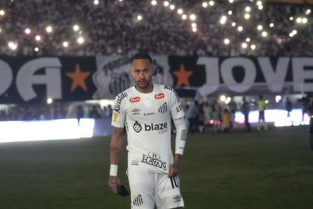 Neymar, el rockstar: jugó 51 minutos en su retorno a Santos, casi hace un golazo, le cometieron cinco faltas y... piensa en la selección brasileña imagen-10