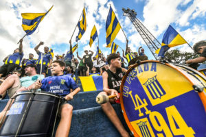 Mitre recibió el aliento de su hinchada con un banderazo histórico imagen-1