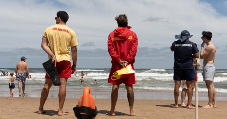 "Le tomaba el pelo y tiraba besitos": revelaron detalles del ataque de un turista argentino contra un guardavidas en Punta del Este imagen-5