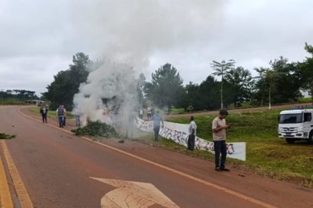 Productores queman yerba al costado de la ruta en reclamo a un precio más justo imagen-8