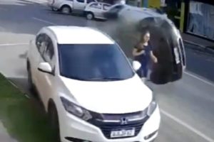 Video | Brasil: una mujer se salvó de ser atropellada por un auto que iba a toda velocidad imagen-1