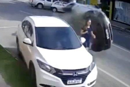 Video | Brasil: una mujer se salvó de ser atropellada por un auto que iba a toda velocidad imagen-12